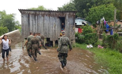 Cheia do Rio Jacuí avança e 37 famílias são retiradas de suas casas