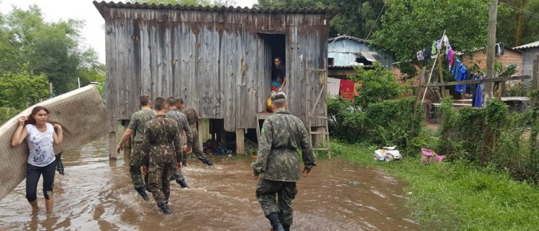 Cheia do Rio Jacuí avança e 37 famílias são retiradas de suas casas