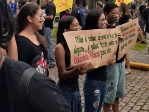 Estudantes nas ruas contra o pacote do governo para a educação