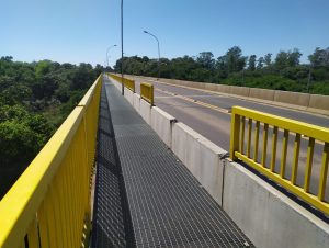 Sumiço de grades na Ponte do Fandango chama atenção de motoristas e pedestres