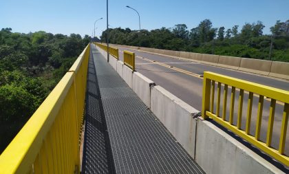 Sumiço de grades na Ponte do Fandango chama atenção de motoristas e pedestres