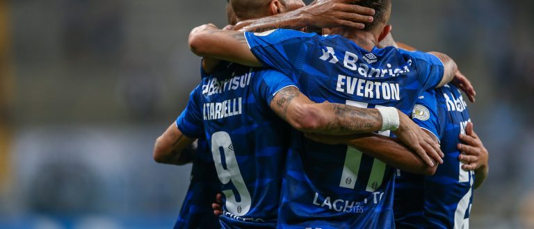 Com gol contra no fim, Grêmio vence e entra no G-4