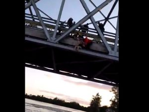 BM e bombeiros salvam mulher na Ponte do Fandango