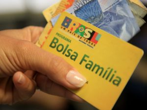 Auxílio emergencial: beneficiários do Bolsa Família recebem nesta segunda