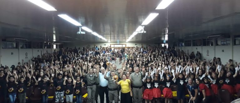 Proerd realiza formatura para 293 estudantes de oito escolas