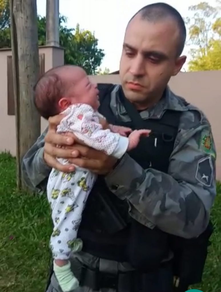 Policial Salva Recém Nascido Engasgado Com Leite Materno 0472