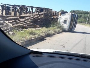 Carreta tomba na BR-471 em Pantano Grande