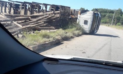 Carreta tomba na BR-471 em Pantano Grande