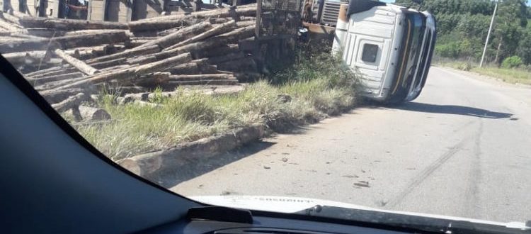 Carreta tomba na BR-471 em Pantano Grande