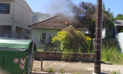 Bombeiros combatem fogo em casa na Milan Krás