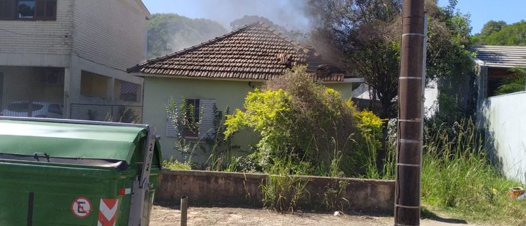 Bombeiros combatem fogo em casa na Milan Krás