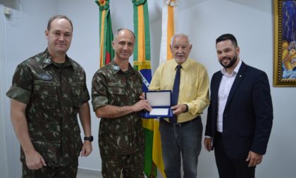 Coronel Bazi do 3º Batalhão recebe homenagem da Prefeitura