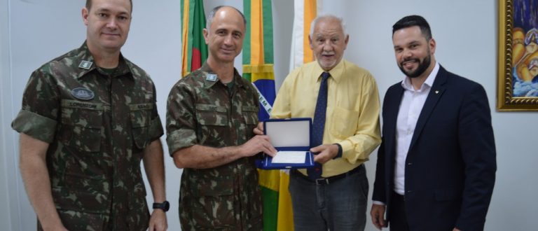 Coronel Bazi do 3º Batalhão recebe homenagem da Prefeitura