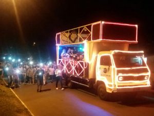 Caminhada Luminosa da Escola Liberato leva Feliz Natal às famílias