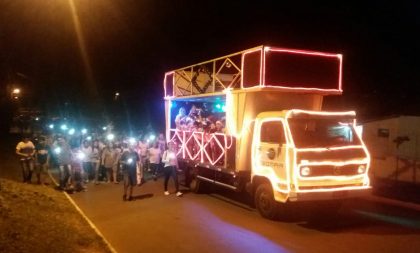 Caminhada Luminosa da Escola Liberato leva Feliz Natal às famílias