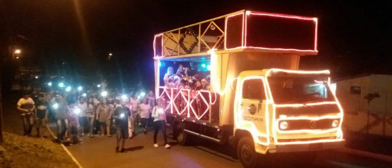 Caminhada Luminosa da Escola Liberato leva Feliz Natal às famílias