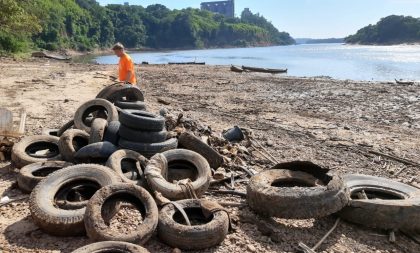 Pneus descartados em sanga vão parar dentro do Rio Jacuí