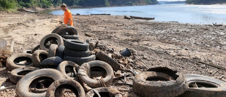 Pneus descartados em sanga vão parar dentro do Rio Jacuí