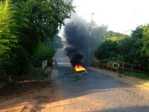 Pneus incendiados interrompem passagem na Ponte do Amorim