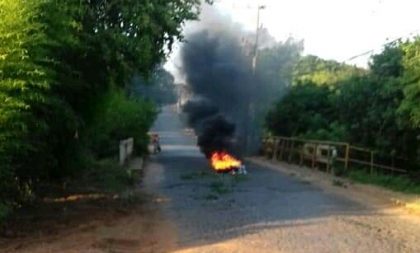 Pneus incendiados interrompem passagem na Ponte do Amorim