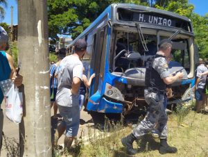 Ônibus cai em barranco e fica atravessado na Marcelo Gama