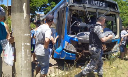 Ônibus cai em barranco e fica atravessado na Marcelo Gama