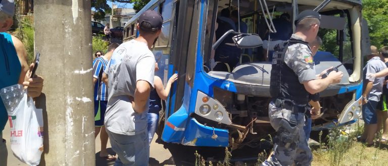 Ônibus cai em barranco e fica atravessado na Marcelo Gama