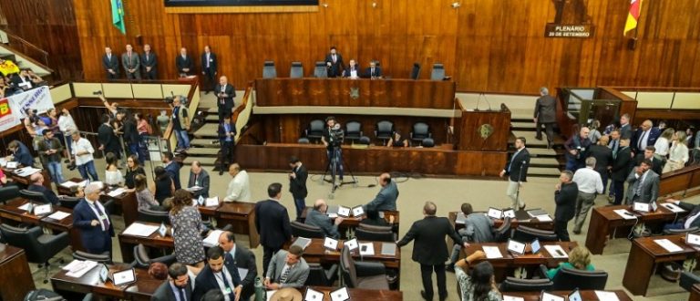 Assembleia aprova em 1º turno PEC que altera previdência e carreiras de servidores