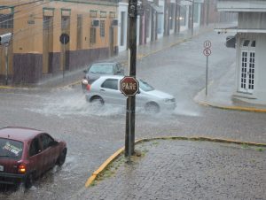 Chuva chega, alaga ruas e traz alento para os produtores rurais