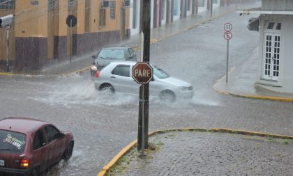 Chuva chega, alaga ruas e traz alento para os produtores rurais