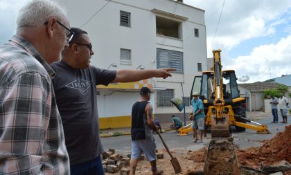 Prefeito visita obra da rotatória na Cinco Esquinas