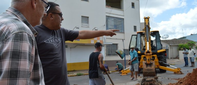 Prefeito visita obra da rotatória na Cinco Esquinas