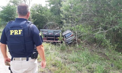 Acidente entre carro e caminhão deixa ferido na BR-153, em Três Vendas