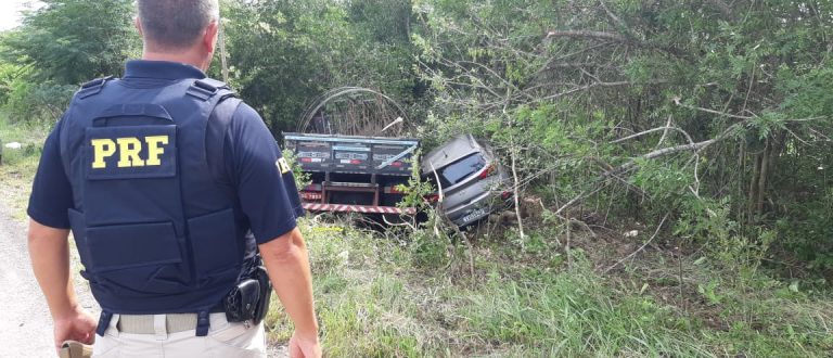 Acidente entre carro e caminhão deixa ferido na BR-153, em Três Vendas