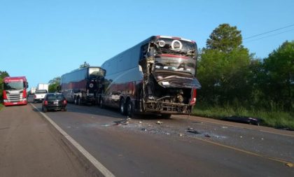 Três ônibus se envolvem em acidente na BR-290 em Cachoeira do Sul