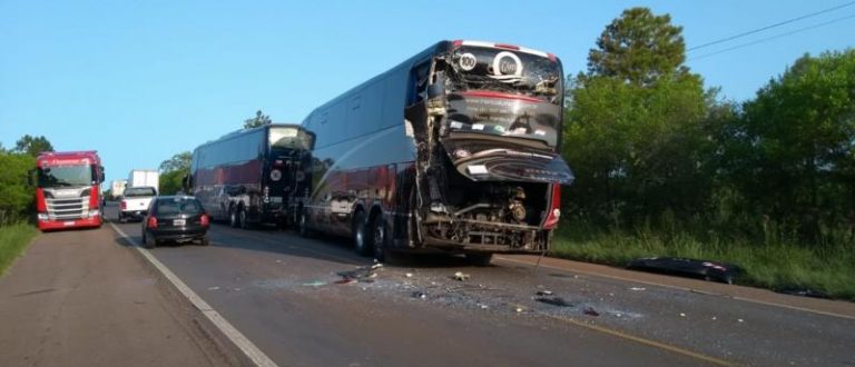 Três ônibus se envolvem em acidente na BR-290 em Cachoeira do Sul