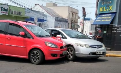 Acidente envolve carro da Prefeitura no Centro