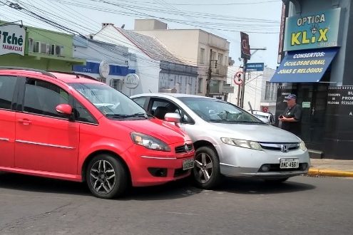 Acidente envolve carro da Prefeitura no Centro