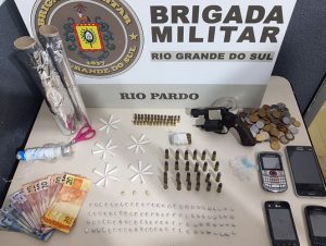 BM de Rio Pardo detém dupla com drogas, revólver e munições