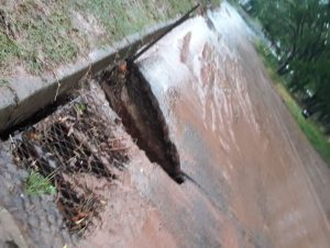 Bairro Fátima enfrenta problemas com lixo em sanga, cratera e alagamento