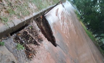 Bairro Fátima enfrenta problemas com lixo em sanga, cratera e alagamento