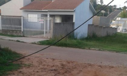 Cabos de telefonia soltos assustam moradores do Tupinambá