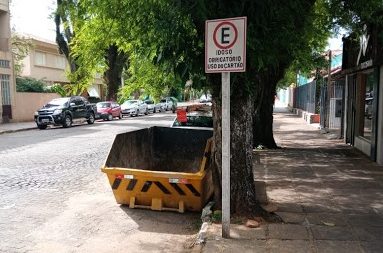 Sem fiscalização: coletor de entulho ocupa vaga para idosos no Centro