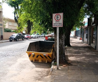 Sem fiscalização: coletor de entulho ocupa vaga para idosos no Centro