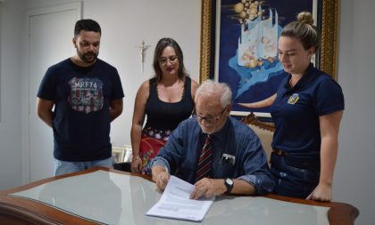 Assinatura de contrato visa melhorias no campo de futebol da Forqueta