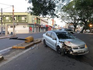 Carro derruba sinalização do canteiro da Rua Júlio de Castilhos