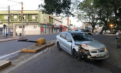 Carro derruba sinalização do canteiro da Rua Júlio de Castilhos