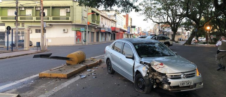 Carro derruba sinalização do canteiro da Rua Júlio de Castilhos