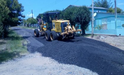 Duas ruas da zona norte ganham rejeito de asfalto