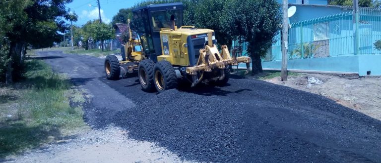 Duas ruas da zona norte ganham rejeito de asfalto